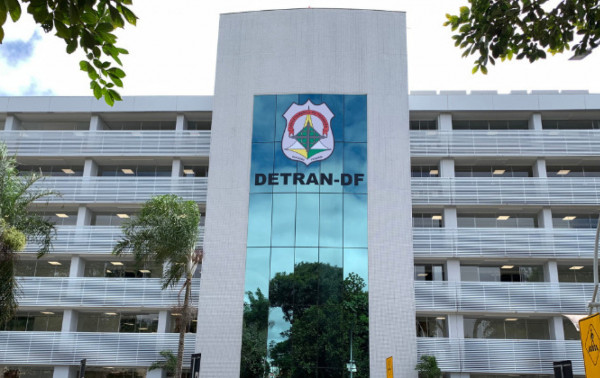 Detran-DF notifica 2,7 mil motoristas com direito de dirigir suspenso
