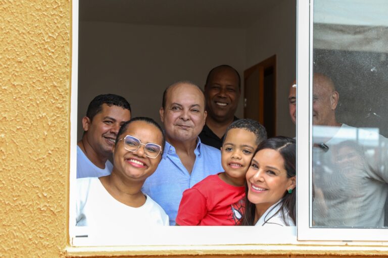 O governador visita uma das famílias contempladas com casa própria: “Aqui, hoje, é o maior empreendimento imobiliário do Brasil, tudo isso sendo construído para entregar qualidade de vida para cada um de vocês” | Fotos: Lúcio Bernardo Jr./Agência Brasília
