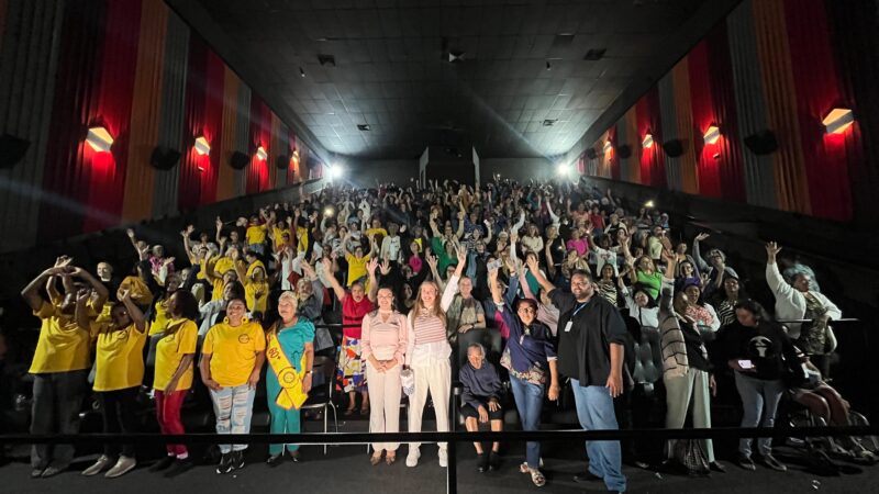300 mulheres celebram abertura do mês feminino no cinema