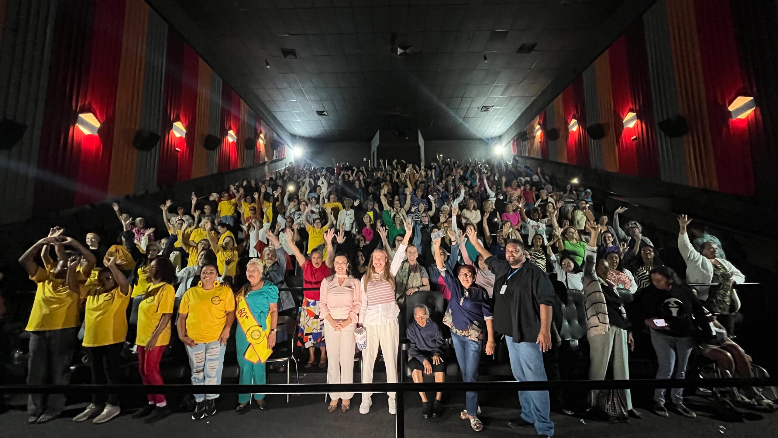 300 mulheres celebram abertura do mês feminino no cinema