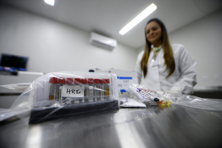 Análises feitas na Central de Exames Especializados possibilitam identificar doenças que antes podiam ficar sem diagnóstico conclusivo | Fotos: Matheus Oliveira/Agência Saúde-DF