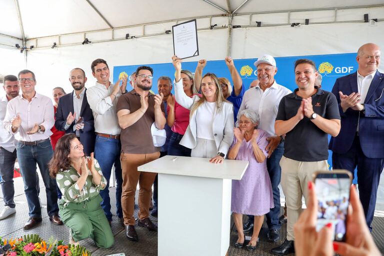 A ordem de serviço para a reforma completa da Central Flores foi assinada nesta terça (3) pela vice-governadora Celina Leão | Fotos: Lúcio Bernardo Jr./Agência Brasília