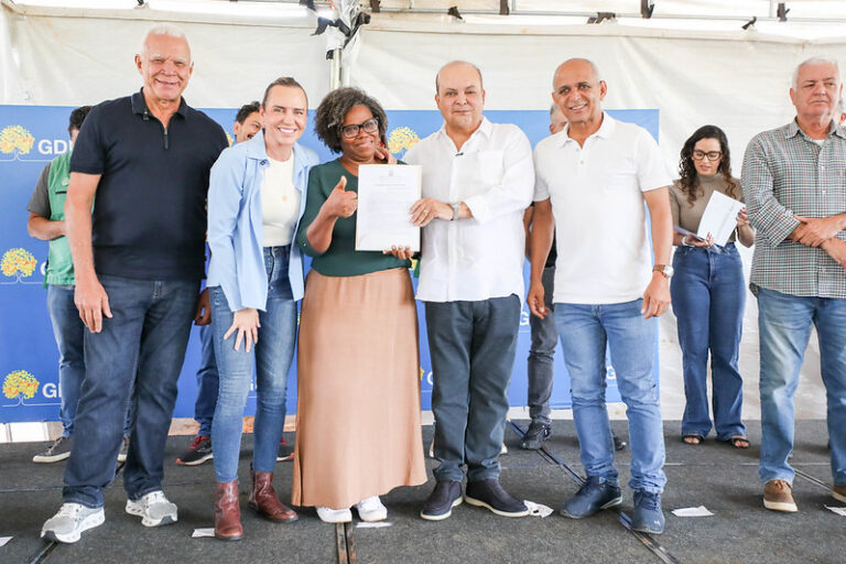 Entrega de escrituras beneficia 500 famílias no Arapoanga