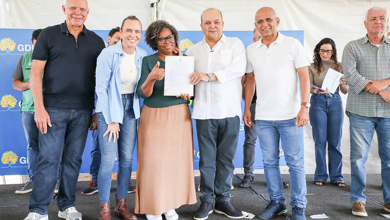Entrega de escrituras beneficia 500 famílias no Arapoanga