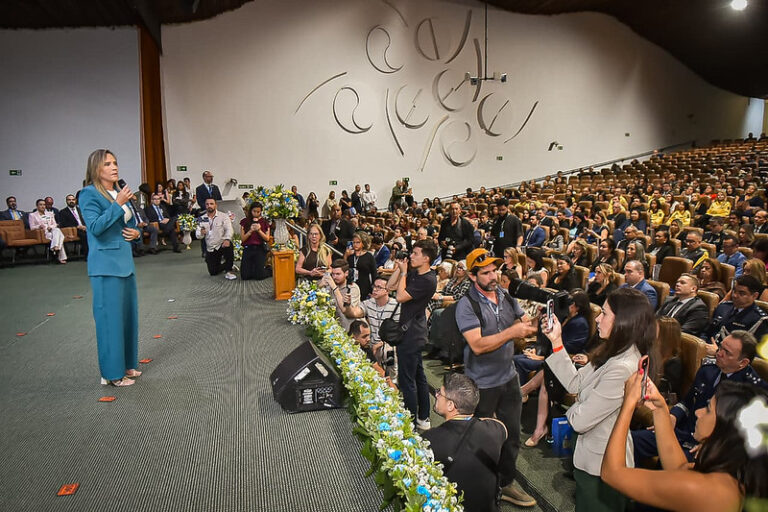 Medalha Mulher Mais Segura premia 500 pessoas no DF