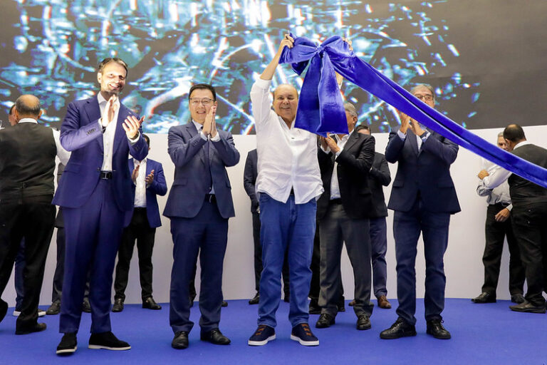 “Nós temos que pensar no futuro da nação e o futuro da nação passa pela descarbonização. Eu acho que vocês estão com o meio certo. Essa loja certamente será um marco para um segmento diferenciado”, afirmou o governador Ibaneis Rocha | Foto: Tony Oliveira/Agência Brasília