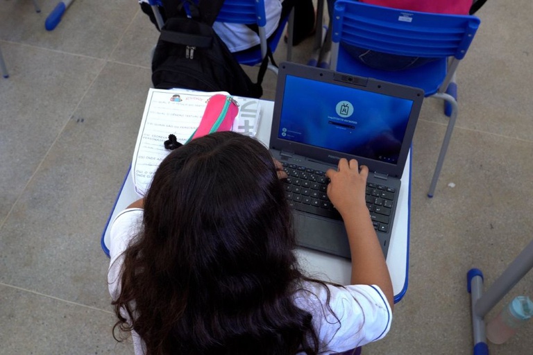 Subiu o número de escolas públicas com internet disponível para atividades de ensino e aprendizagem, assim como o número de escolas com computadores – desktops ou laptops – disponíveis para alunos. Foto: Layo Stambassi/MCom