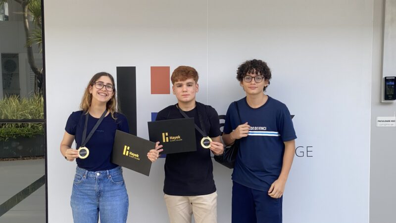 Estudantes de Brasília disputam mundial de economia na Guatemala