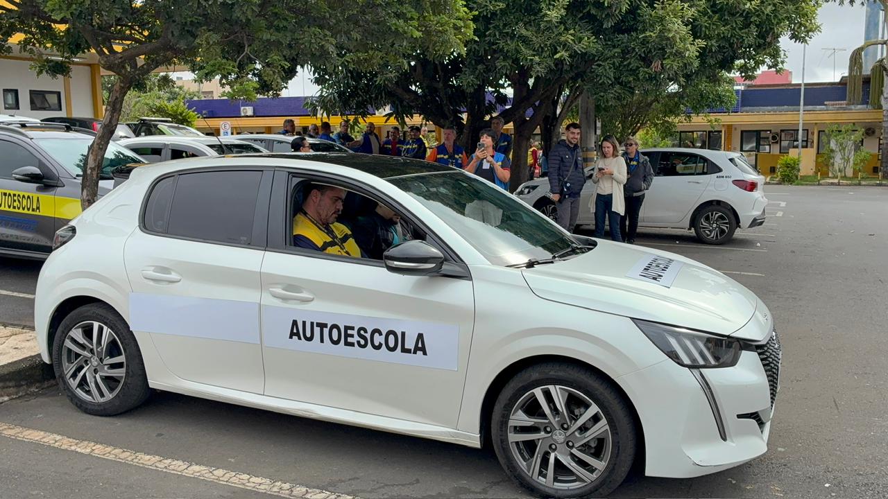 Detran realiza primeiro exame prático em veículo particular