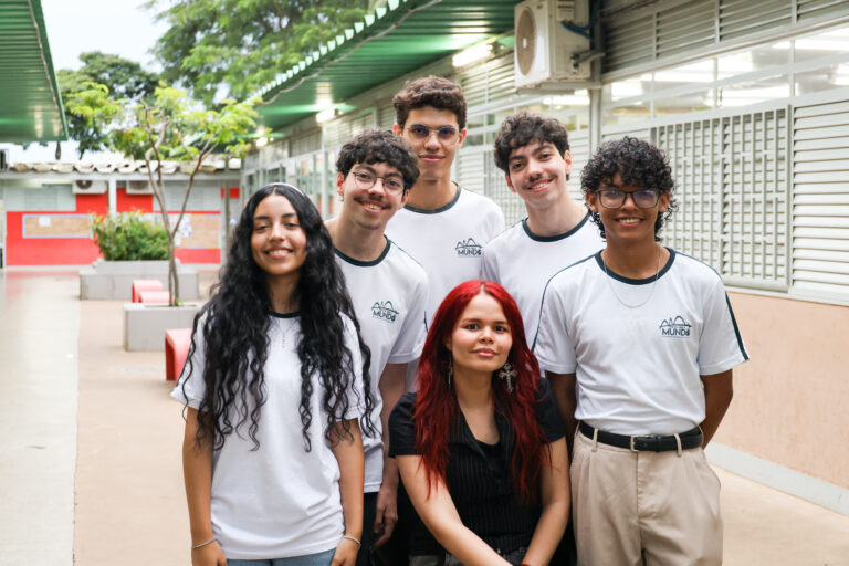 Estudantes que participaram do Pontes para o Mundo ao lado da professora de inglês Fernanda Santos, que incentivou a inscrição dos alunos no programa de intercâmbio internacional | Fotos: Felipe de Noronha/Ascom SEEDF
