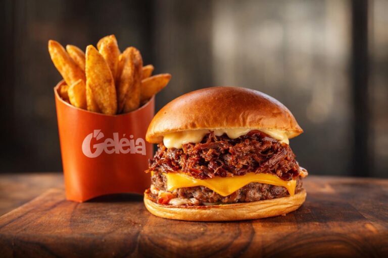 Hambúrguer de costela vira estrela em todo o cardápio do Geléia