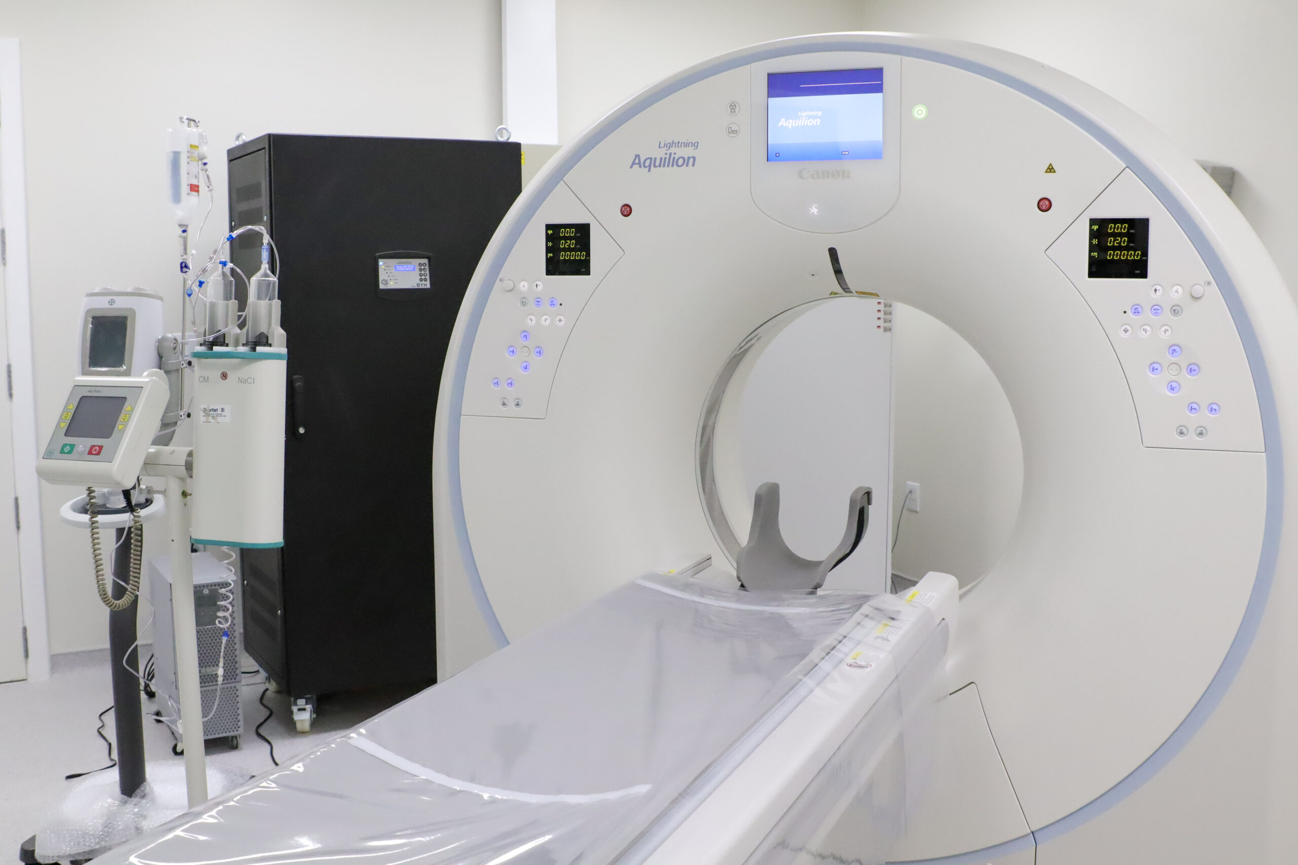 Hospital de Base ganha novo tomógrafo e dobra exames