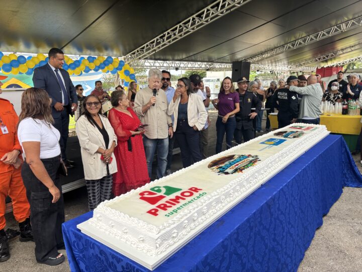 Ceilândia comemora 55 anos com festa e corte de bolo na praça