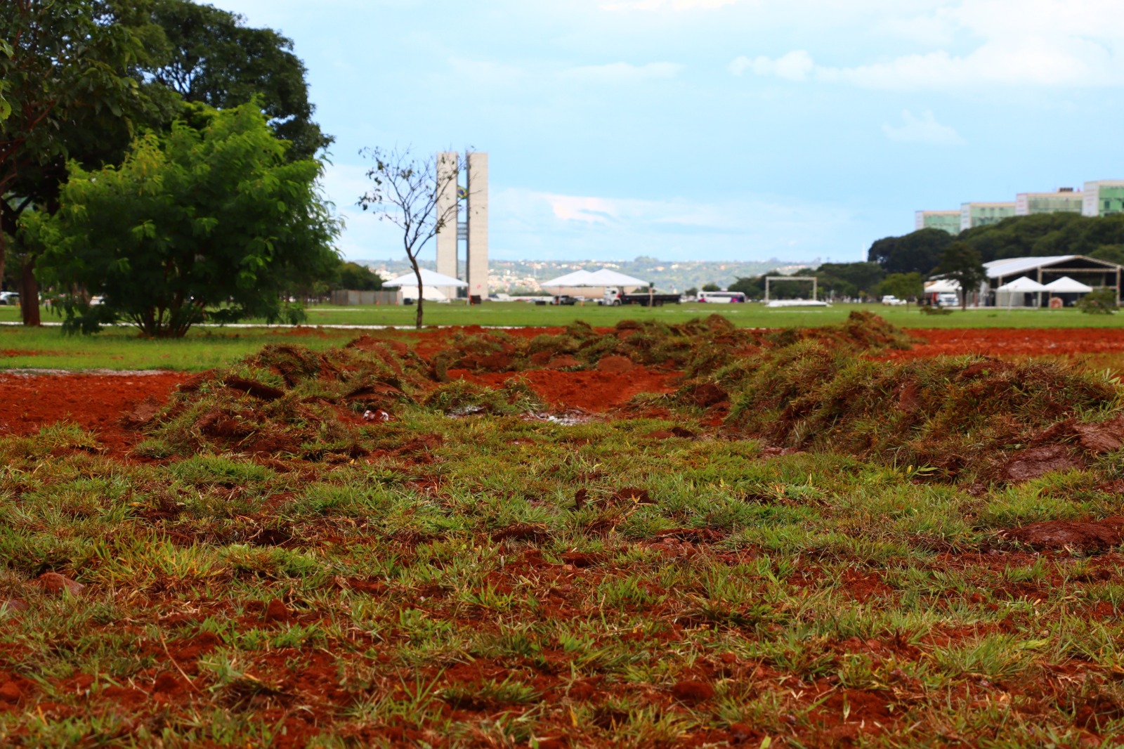 Esplanada dos Ministérios recebe reforma no gramado central