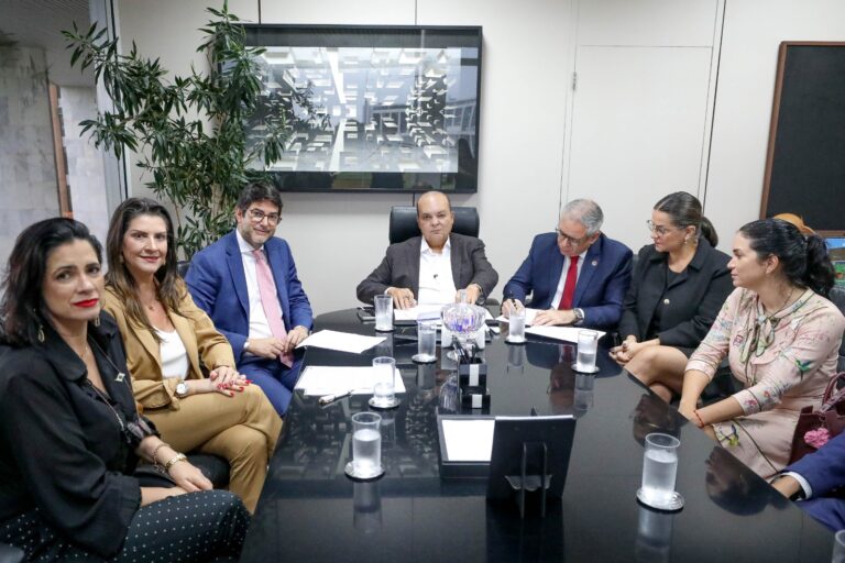 “Essa é uma parceria entre o Governo do Distrito Federal e a advocacia brasiliense. Esse convênio prevê exatamente um intercâmbio de conhecimento da advocacia para o Governo e do Governo para a advocacia", ressaltou o governador Ibaneis Rocha | Fotos: Renato Alves/Agência Brasília