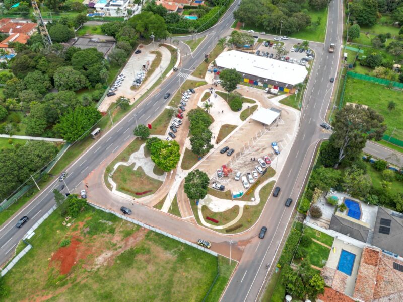 PRAÇA PAULO PESTANA É INAUGURADA COM LAZER E ARTE NO LAGO NORTE 2 Com investimento de R$ 1,68 milhão, a obra incluiu a construção de um estacionamento com cerca de 4 mil metros quadrados e 147 vagas, além da implantação de rede de drenagem para reduzir riscos de alagamento | Foto: Vinicius Saiki/Divulgação
