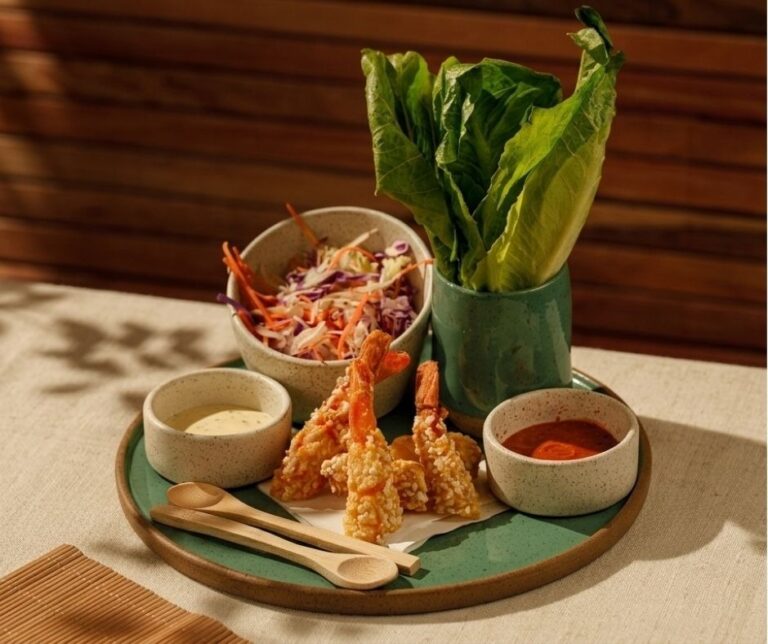 Hand Salad do Gurumê: camarões crocantes servidos com folhas frescas, salada de vegetais e molhos que equilibram cremosidade e picância. O prato convida à montagem à mesa, em uma experiência leve e sensorial que destaca texturas e frescor — marca da nova temporada do cardápio da casa.