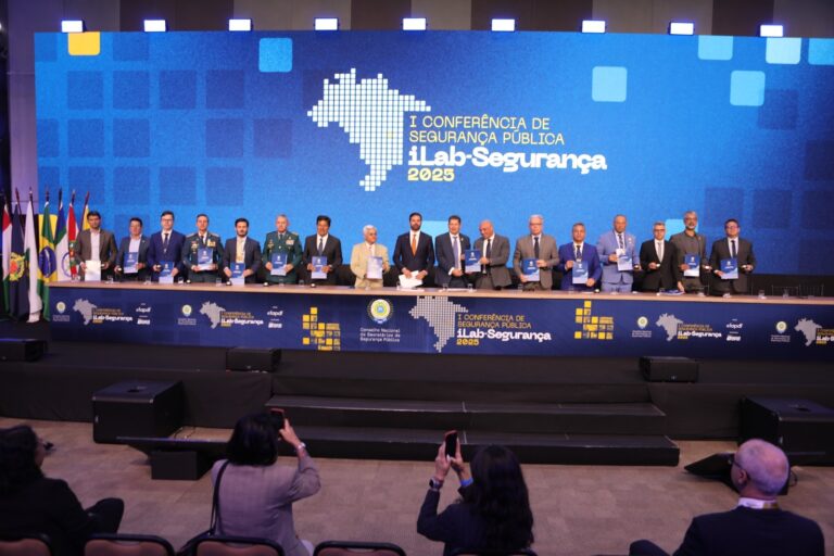 Autoridades federais e estaduais participam da abertura da I Conferência de Segurança Pública – iLab-Segurança 2025, em Brasília, com apresentação de diretrizes e compromissos institucionais voltados à integração das forças, modernização tecnológica e fortalecimento do pacto federativo na área de segurança pública..