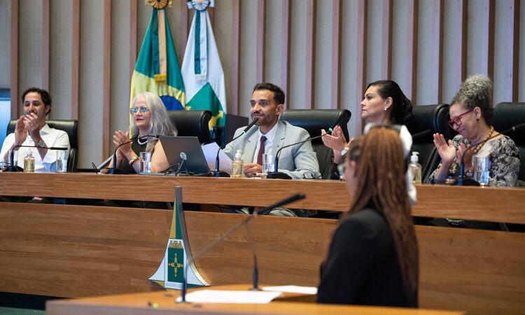 Orquestra Filarmônica de Brasília recebe homenagem na CLDF