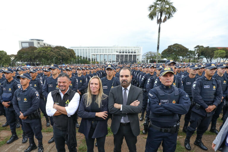“De cada três homens que estão na rua, dois foram colocados e contratados pelo nosso governo. Temos orgulho realmente de fazer um trabalho de segurança pública, sabemos que ainda tem áreas que precisam de monitoramento e é isso que estamos fazendo", destacou a governadora Celina Leão | Fotos: Paulo H. Carvalho/Agência Brasília