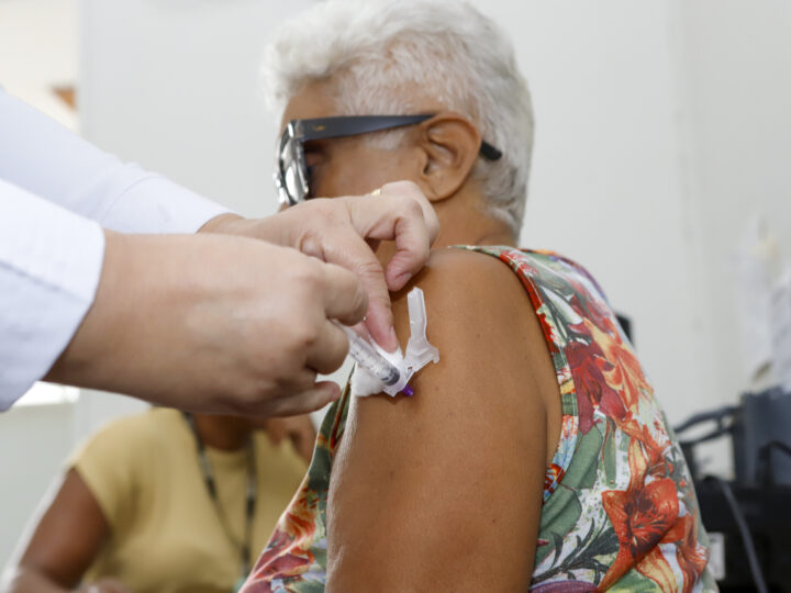 Vacinação contra covid-19 é retomada para adultos no DF