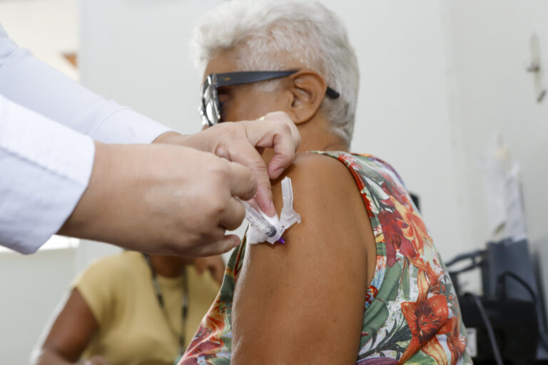 Pessoas com 60 anos ou mais fazem parte do grupo prioritário e podem tomar a vacina a cada seis meses | Fotos: Jhonatan Cantarelle/Agência Saúde DF