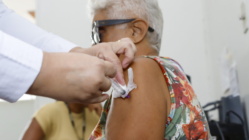 Vacinação contra covid-19 é retomada para adultos no DF