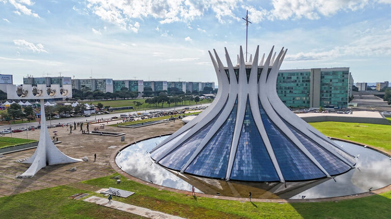 Missa na Catedral reúne fiéis e autoridades em celebração ao aniversário de 66 anos de Brasília