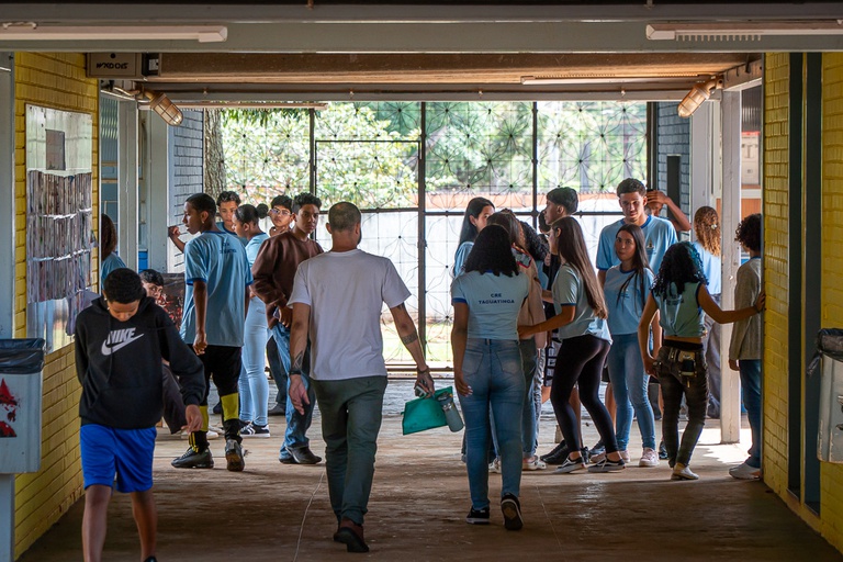O Pé-de-Meia é um incentivo financeiro-educacional voltado a estudantes da rede pública de ensino e de famílias cadastradas no Cadastro Único para Programas Sociais (CadÚnico), ou seja, jovens cujas famílias tenham renda de até meio salário mínimo por pessoa. Foto: Diego Campos/Secom-PR