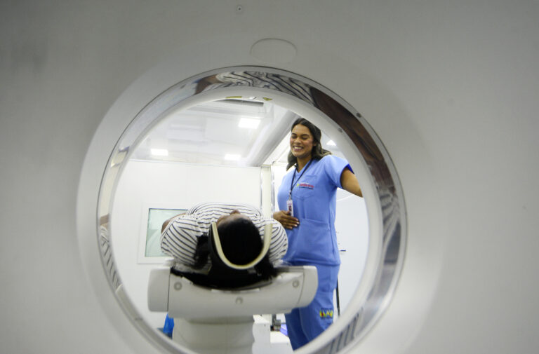 Maria Conceição de Oliveira fez exame para investigar sinusite crônica: “O atendimento foi ágil e tranquilo”, relata | Foto: Matheus Oliveira/Agência Saúde-DF