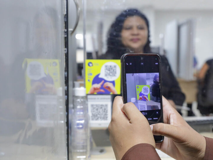 Tecnologia em Libras facilita atendimento para eleitores surdos no DF