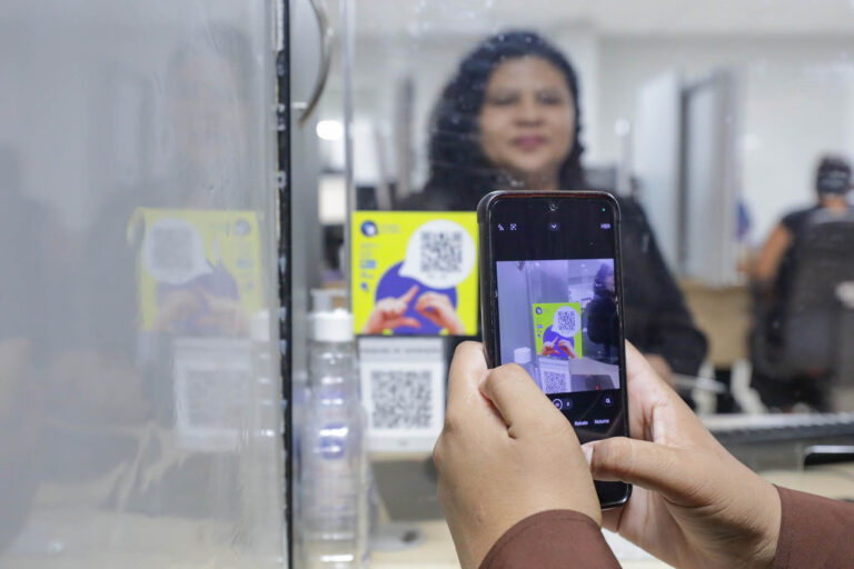 Com apoio do GDF, tecnologia em Libras amplia acesso de eleitores surdos a serviços do TRE-DF