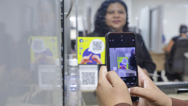 Tecnologia em Libras facilita atendimento para eleitores surdos no DF