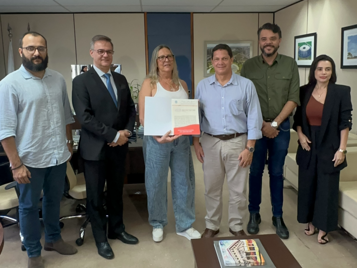 Regularização em Vicente Pires avança com entrega de escritura