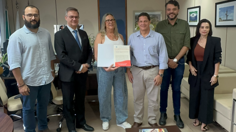 Regularização em Vicente Pires avança com entrega de escritura