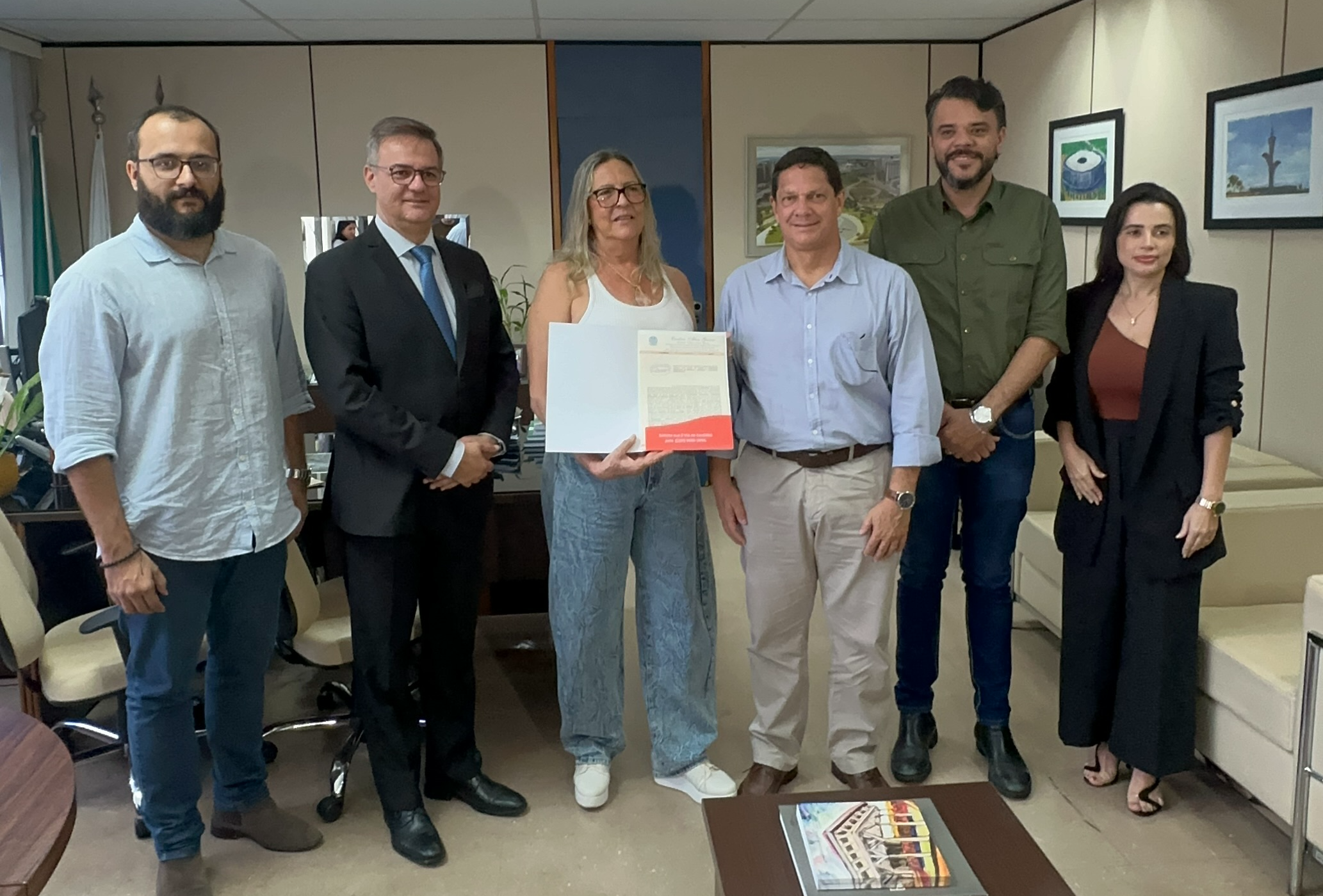 Regularização em Vicente Pires avança com entrega de escritura