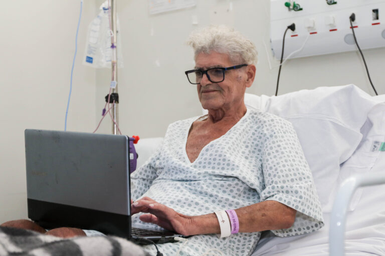 Gilberto Gomes Barbosa tem quase 70 anos de idade, está internado há três meses no HSol por problemas cardíacos, e dedica tempo à produção literária e musical | Foto: Ualisson Noronha/IgesDF