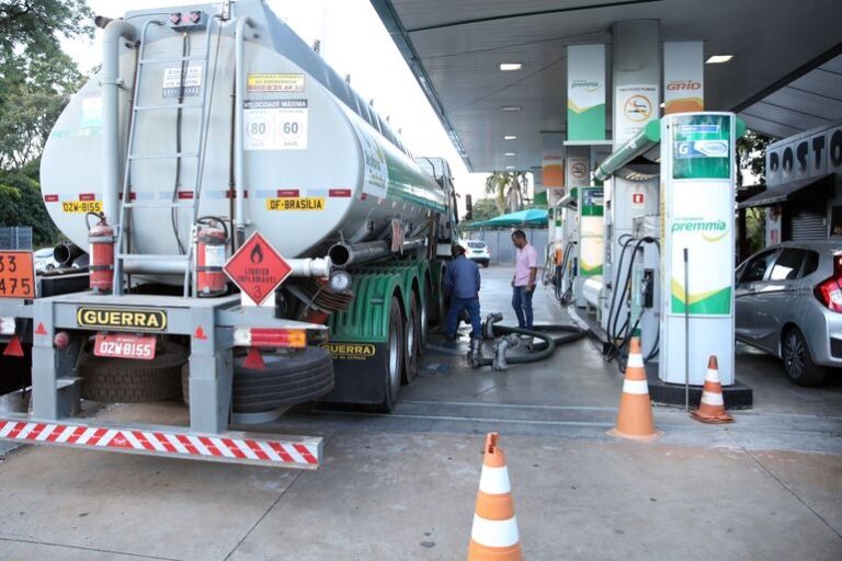 A iniciativa tem como objetivo assegurar a oferta de diesel no mercado e evitar oscilações bruscas de preço | Foto: Marcelo Casal Jr. /Agência Brasil