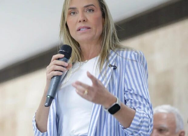 Celina Leão assina decreto para reduzir gastos públicos no DF
