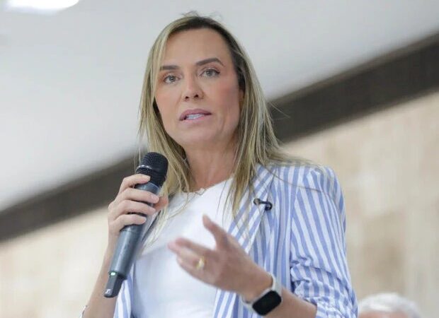 Celina Leão assina decreto para reduzir gastos públicos no DF