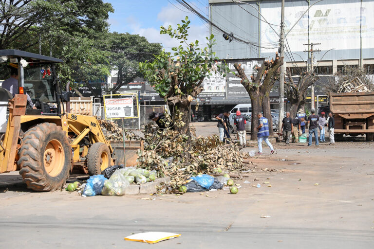 Segunda-feira agora é dia de limpeza e manutenção da Feira dos Importados, no SIA; rotina de zeladoria começou neste dia 6 | Fotos: Paulo H. Carvalho/Agência Brasília