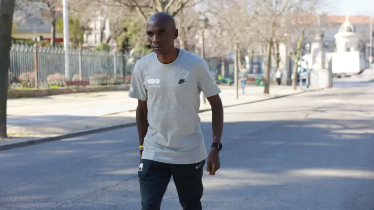 Eliud Kipchoge detém o feito histórico, não oficial, de ter corrido uma maratona (42 km) em menos de 2 horas… - Veja mais em https://www.uol.com.br/vivabem/noticias/redacao/2026/04/11/kipchoge-da-dicas-para-iniciantes-e-diz-para-ouvir-o-corpo.ghtm?cmpid=copiaecola