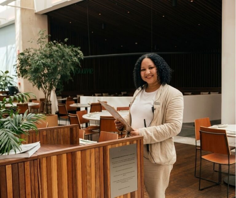 Entre o gesto de acolher e a precisão do serviço, Néia conduz o salão do Gurumê em Brasília com a hospitalidade que atravessa cidades — do Rio à capital, cada detalhe transforma a experiência à mesa.