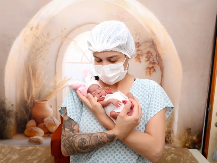 Hospital de Santa Maria faz ensaio fotográfico com bebês da UTIN