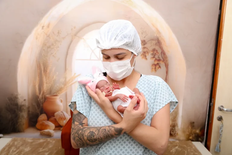 Hospital de Santa Maria faz ensaio fotográfico com bebês da UTIN