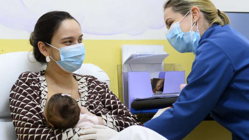 Aleitamento materno protege crianças contra doenças respiratórias