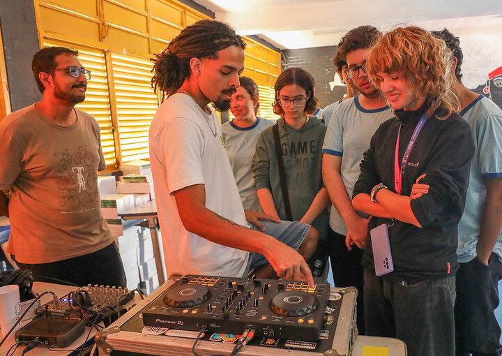 Lab Bibliotecas une inteligência artificial e arte no Renato Russo