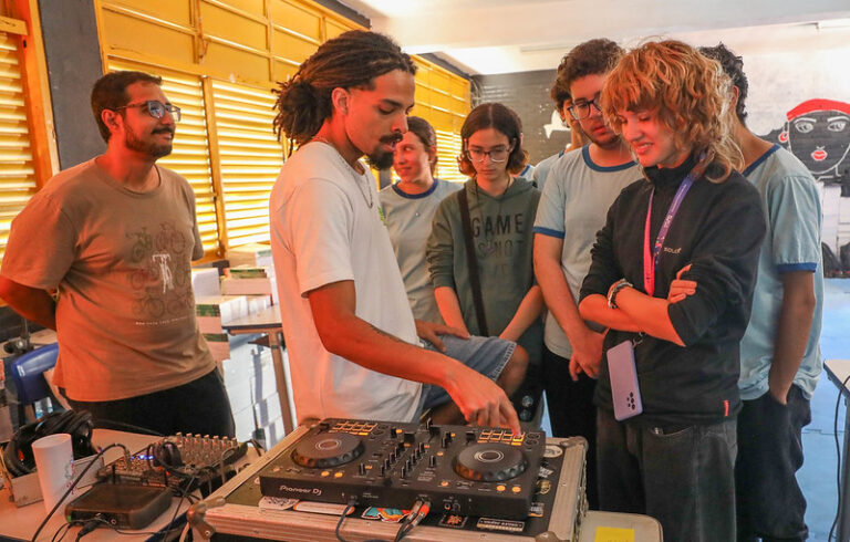 O projeto LAB Bibliotecas Renato Russo leva modernidade e tecnologia a bibliotecas
