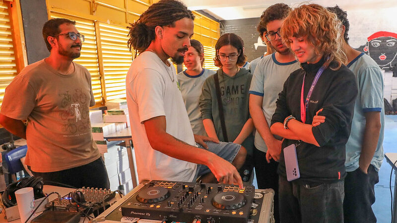 Lab Bibliotecas une inteligência artificial e arte no Renato Russo