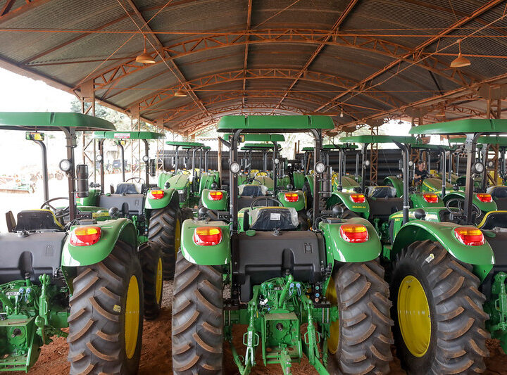 Máquinas agrícolas são entregues a produtores rurais pelo GDF